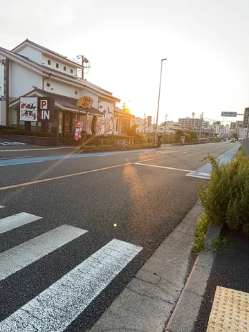 夕暮れ時の交差点、ノスタルジックな街並み