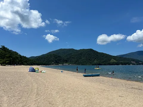夏の浜辺に残る静かな影