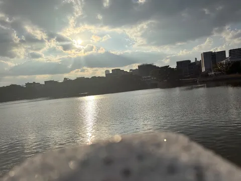 雲間から差し込む光と水面の輝き