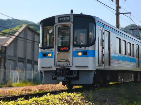 晴天を行くワンマン列車