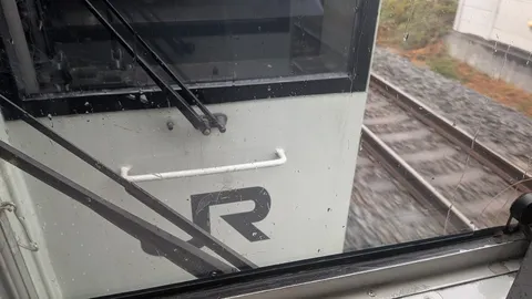 雨粒とレールの旅情