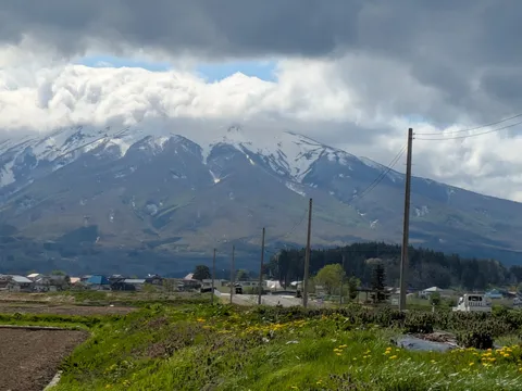田園にそびえる雪の峰
