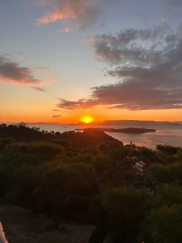 夕暮れの海と山並み