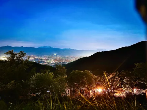 夜景の山影が語る静かな賑わい