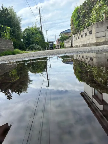 雨上がりの空と道