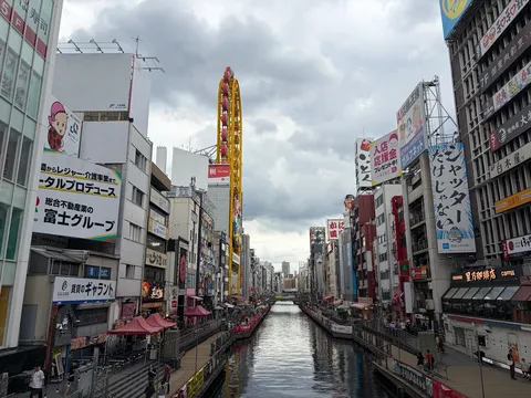 運河の夜景と観覧車の彩り