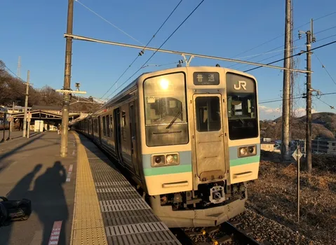 夕方の空の211系