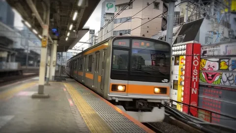 都会を駆け抜けるオレンジの流線