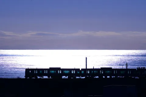 海辺を走る列車のシルエット