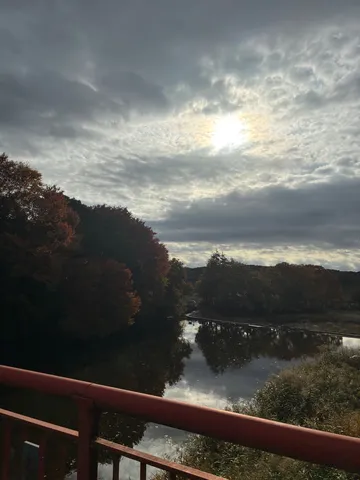 水面に映る空と秋の気配