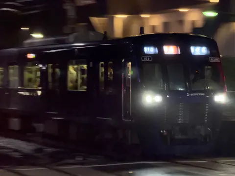 夜の路線に灯る静かな瞬き