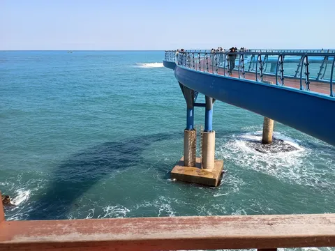 海にせり出す青い夢の回廊