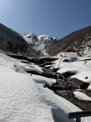 雪解け水のせせらぎと山々
