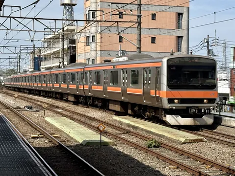 電車と線路、隠れた主役は足元の雑草