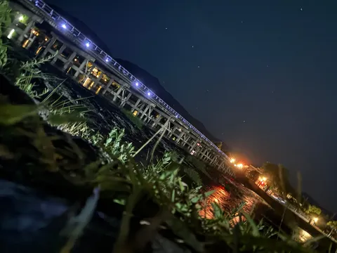 夜の水辺に浮かぶ光のリズム