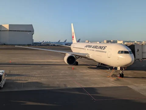 朝の静かなJAL機