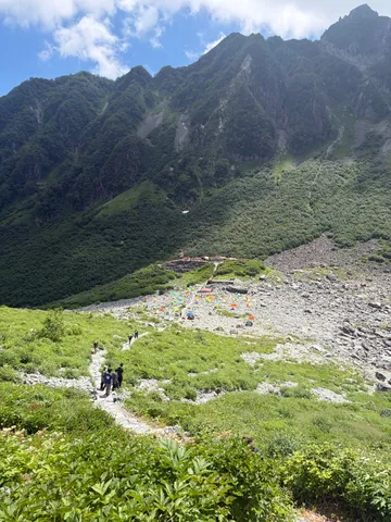 山肌に広がるカラフルな幕営地