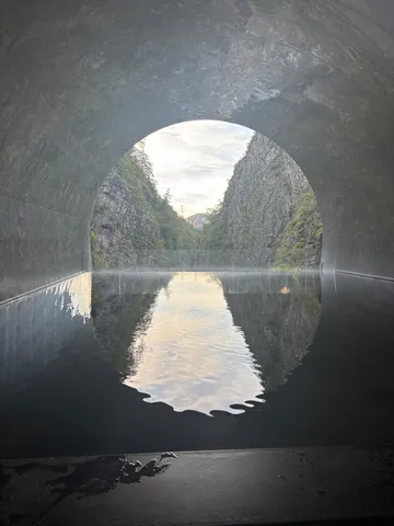 水鏡に映る山峡の門