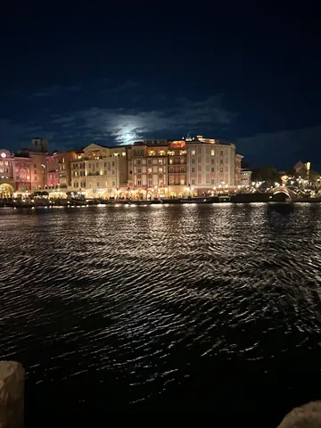 夜景が波に揺れる街