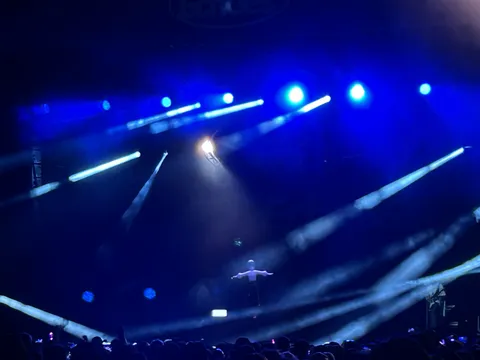 青い光のステージ、幻想的な人影