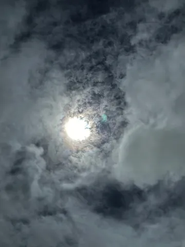 雲間に浮かぶ月光