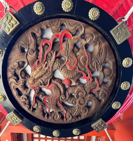 木彫りの龍、炎を纏う