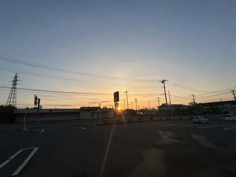 夕焼けに輝く街角