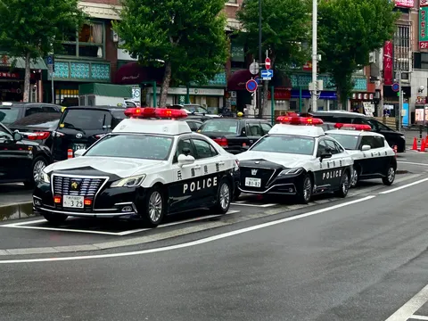 サイレン鳴り響く、職務中のパトカーたち
