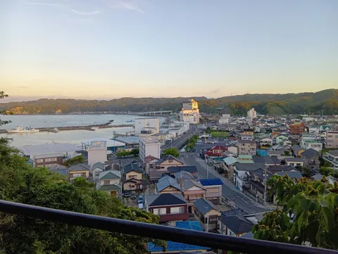 水辺に広がる夕暮れの街並み
