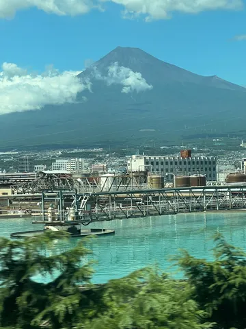 空と産業のコントラスト、雄大な富士山