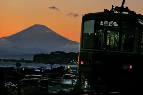 夕暮れ、富士山と湘南ライナー