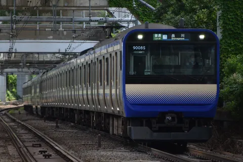 青と白のコントラスト、疾走する電車