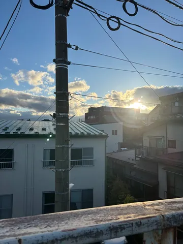 電線と夕暮れの空