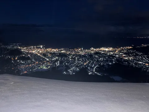 雪と夜景がつなぐ静寂