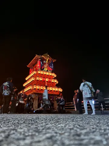 夜風に灯る祭の灯籠楼