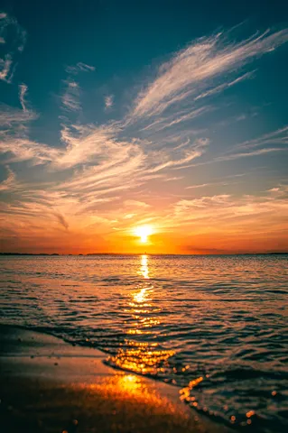 茜色の海に吸い込まれる空