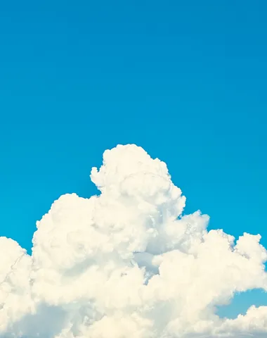 青空にそびえる雲の城