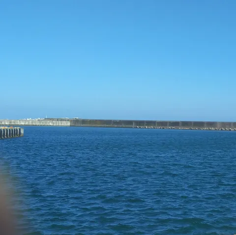 静寂を映す、遠き防波堤