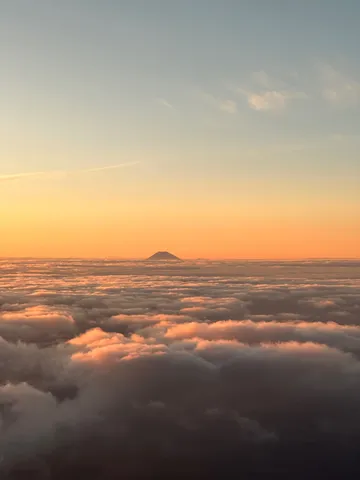 雲海に浮かぶ孤高の山