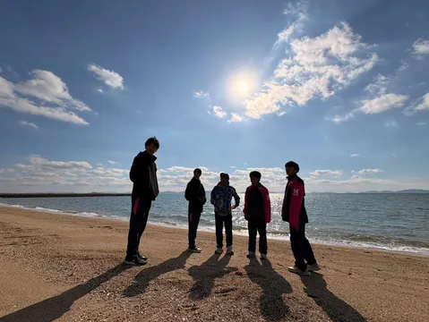 仲間と海辺の散歩、青い空と白い雲