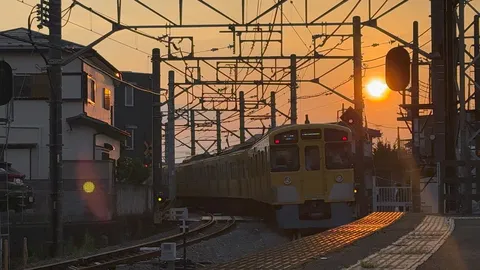 夕暮れの線路、黄昏の電車