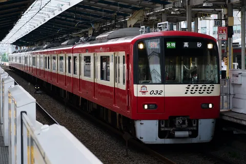 都会を彩る　赤い電車の午後