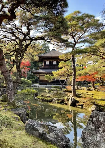 紅葉に包まれた古刹と池