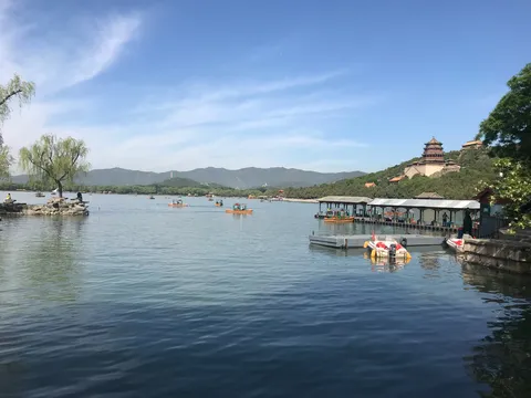 穏やかな水面と歴史的建造物