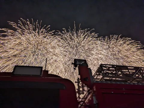 夜空に広がる金色の花火