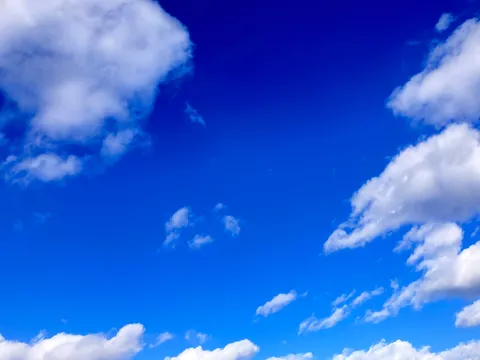 鮮やかな青に浮かぶ雲