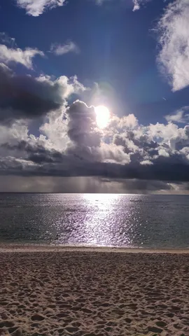雲間から差し込む光の海