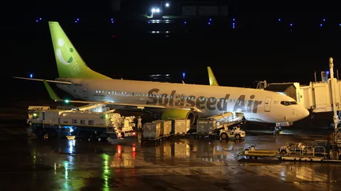 夜の空港、旅立ちの準備
