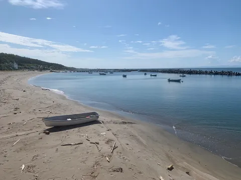 静寂の海辺、一艘の小舟