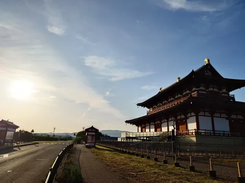 夕日に映える木造の塔
